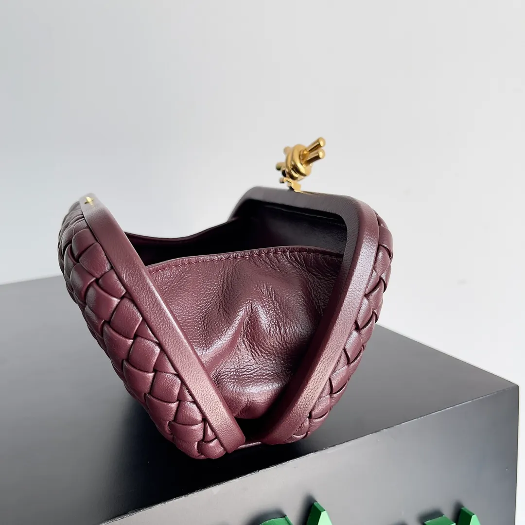 Batch 1860 BV Knot | The classic return of the evening bag. Original leather ➕ Stainless steel hardware ➕ 24k real gold plating ➕ Fully handmade. Those who know the history of our brand should have heard that the knot is a story of Bottega Veneta, and it is also one of the more important design elements. Matthieu Blazy's work this season sublimates Knot's classics, with a new knot design and a woven shoulder strap, plus Fouland Intreccio's weaving technology, adding some fashion to the retro and nostalgic feel of the past. Style number: 717622 Size: 20.5*6*12.5